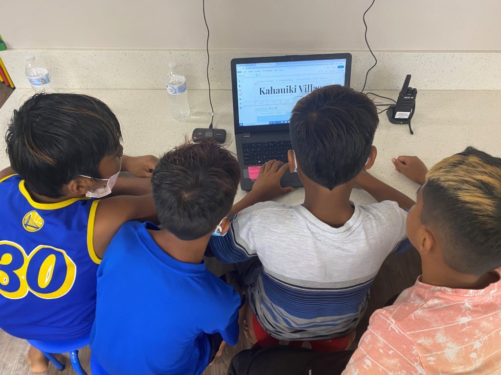 Students Working On Website 1024x768